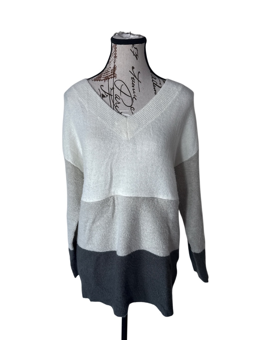 Nursing Queen V‑Neck Colorblock Women's breastfeeding Sweater in White, Gray, S